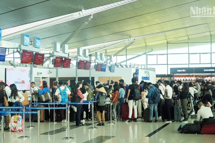 Khách quốc tế làm thủ tục tại sân bay quốc tế Phú Quốc ngày 28/12/2022. (Ảnh: TRANG LINH)