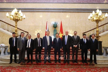Trưởng Ban Kinh tế Trung ương Trần Tuấn Anh và Quốc vụ khanh Bộ ngoại giao Anh Graham Stuart (thứ 4 từ trái sang) và Bộ trưởng Văn phòng nội các Anh Nigel Adams (thứ 6 từ trái sang) tại nhà khách Chính phủ Anh. (Ảnh: TTXVN) 