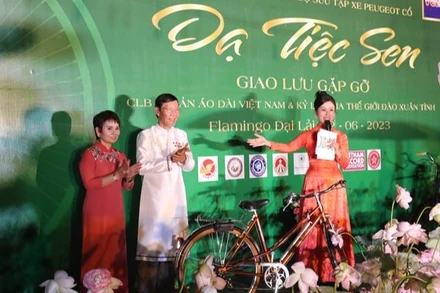 Toàn bộ số tiền đấu giá chiếc xe đạp Peugeot cổ được vợ chồng ông Đào Xuân Tình tặng cho Câu lạc bộ di sản Áo dài Việt Nam. 