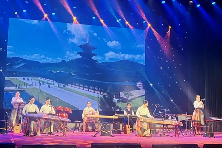 Dàn nhạc truyền thống của người mù Hàn Quốc biểu diễn tại chương trình.