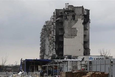 Tòa nhà bị hư hại do xung đột tại Mariupol, Ukraine. (Ảnh: THX/TTXVN)