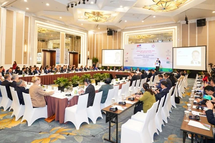 Toàn cảnh lễ ra mắt Sách Trắng thường niên lần thứ 15 (2024) với chủ đề: “Thúc đẩy đầu tư hướng tới nền kinh tế xanh và bền vững” hôm 16/1 tại Hà Nội. (Ảnh: EuroCham)