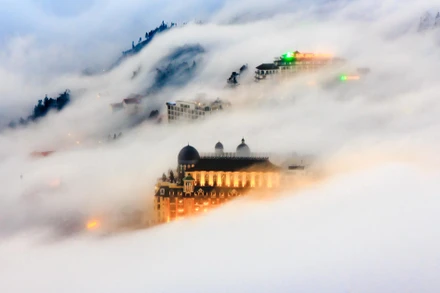 Mây tựa suối thác đổ về Sa Pa những ngày đầu đông.