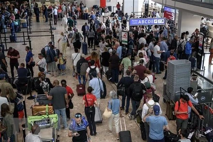 Hành khách tại sân bay Geneva, Thụy Sĩ, ngày 15/6. (Ảnh: AFP/ TTXVN) 