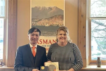 Đại sứ Nguyễn Tất Thành và bà Anna Reynolds, Thị trưởng thành phố Horbart, thủ phủ bang Tasmania. (Ảnh: TTXVN) 