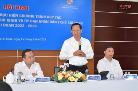 Đồng chí Phan Văn Mãi, Phó Bí thư Thường trực Thành ủy, Chủ tịch Ủy ban nhân dân Thành phố Hồ Chí Minh phát biểu tại hội nghị