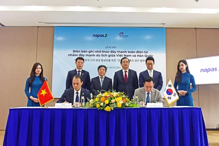 Các lãnh đạo chứng kiến lễ ký kết hợp tác giữa Văn phòng đại diện xúc tiến du lịch của Tổng cục Du lịch Việt Nam tại Hàn Quốc và Công ty cổ phần thanh toán quốc gia Việt Nam (Ảnh: Tổng cục Du lịch) 