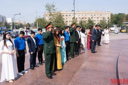 Phút mặc niệm tưởng nhớ Người. (Ảnh: Thanh Thể)