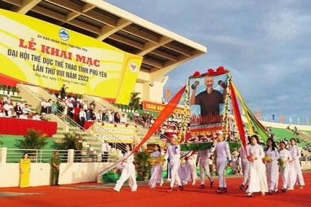 Các học sinh thực hiện chương trình diễu hành theo nghi thức Đại hội Thể dục Thể thao tỉnh Phú Yên lần thứ VIII-năm 2022