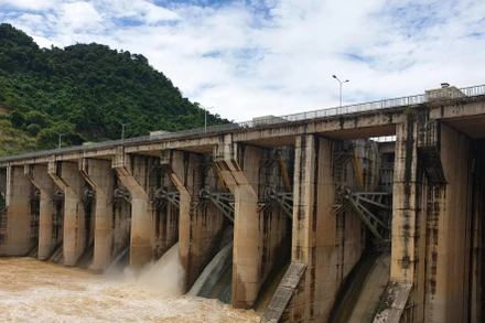 Thủy điện Khe Bố vận hành xả nước qua cửa van đập tràn. 