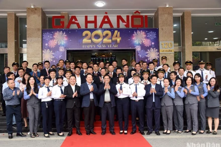 Thủ tướng Phạm Minh Chính với cán bộ, nhân viên Ga Hà Nội.