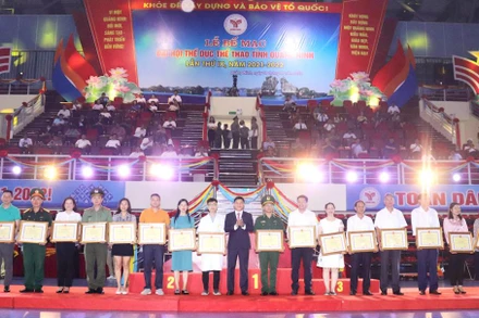 Ủy ban nhân dân tỉnh Quảng Ninh tặng Bằng khen cho các tập thể và cá nhân có thành tích xuất sắc trong công tác tổ chức và thi đấu.