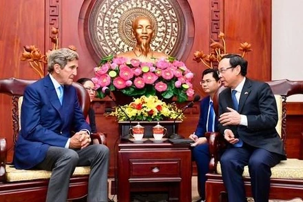 Đồng chí Nguyễn Văn Nên tiếp ông John Kerry. (Ảnh: Trung tâm Báo chí TP Hồ Chí Minh)