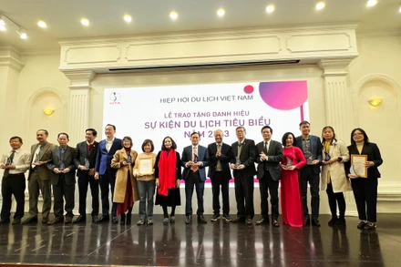 Chủ tịch Hiệp hội Du lịch Việt Nam Vũ Thế Bình trao tặng danh hiệu Sự kiện du lịch tiêu biểu năm 2023 cho các đơn vị. 