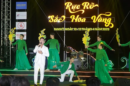 Chương trình nghệ thuật với chủ đề “Rực rỡ sắc hoa vàng” tại đêm khai mạc Lễ hội “Tam Kỳ - Mùa hoa sưa năm 2025".