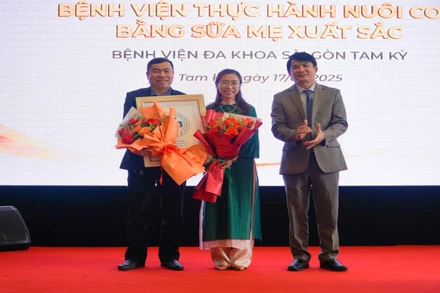 Bệnh viện đa khoa Sài Gòn Tam Kỳ đón nhận danh hiệu “Bệnh viện thực hành nuôi con bằng sữa mẹ xuất sắc”.