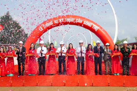 Lãnh đạo tỉnh Quảng Nam cắt băng thông xe kỹ thuật cầu Sông Thu và cầu An Bình. 