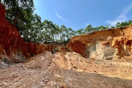 Khu vực khai thác đất, đá trái phép ở giáp ranh giữa địa phận thị trấn Phú Thịnh, huyện Phú Ninh và xã Tiên Phong, huyện Tiên Phước (tỉnh Quảng Nam).