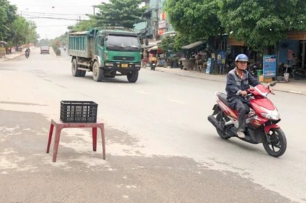 Xe tải chở vật liệu chạy trên đường Trần Phú tiềm ẩn mất an toàn giao thông.
