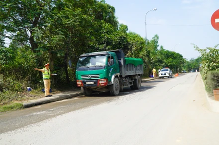 Quảng Nam kiên quyết xử lý xe tải chở vật liệu gây mất an toàn giao thông.
