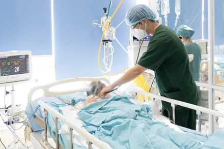 Công nhân bị bỏng trong vụ nổ đang được điều trị tại ICU, Khoa Hồi sức tích cực-chống độc, Bệnh viện Đa khoa Trung ương Quảng Nam.