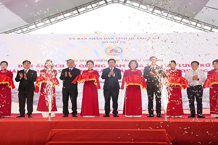 Lãnh đạo tỉnh Quảng Nam cắt băng khai mạc triển lãm “Dấu ấn lịch sử Quảng Nam qua tài liệu lưu trữ nhân kỷ niệm 50 năm Ngày Giải phóng Quảng Nam (24/3/1975-24/3/2025)”.