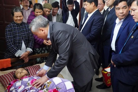 Phó Thủ tướng Thường trực Chính phủ Nguyễn Hòa Bình cùng lãnh đạo tỉnh Quảng Nam thăm Bà mẹ Việt Nam Anh hùng Lê Thị Trị trong dịp Tết Ất Tỵ