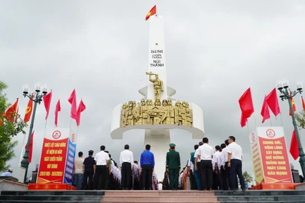 Lễ dâng hương tưởng niệm tại Tượng đài Chiến thắng Núi Thành (xã Tam Nghĩa, huyện Núi Thành, tỉnh Quảng Nam).