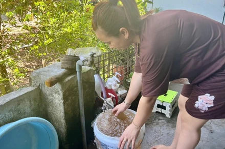 Chị Nguyễn Thị Ngọc Ánh ở khối phố Hương Trung, phường Hòa Hương bức xúc vì nguồn nước sinh hoạt bị nhiễm bẩn.