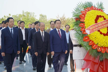 Đoàn công tác Trung ương do đồng chí Nguyễn Trọng Nghĩa, Ủy viên Bộ Chính trị, Bí thư Trung ương Đảng, Trưởng Ban Tuyên giáo và Dân vận Trung ương làm trưởng đoàn đến dâng hoa, dâng hương tưởng nhớ các anh hùng liệt sĩ tại nghĩa trang liệt sĩ tỉnh Quảng Nam.