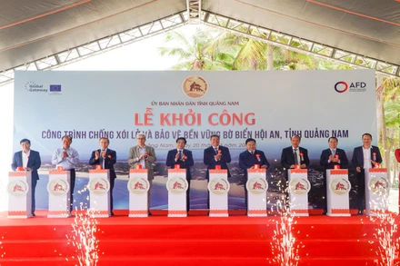 Lãnh đạo tỉnh Quảng Nam ấn nút khởi công Dự án Chống xói lở và bảo vệ bền vững bờ biển Hội An.