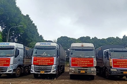 Xe gạo dự trữ quốc gia chuẩn bị được vận chuyển đến các huyện trên địa bàn tỉnh Đắk Lắk.