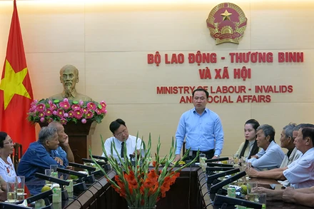 Phó Cục trưởng Cục Người có công Nguyễn Xuân Long phát biểu tại buổi tiếp Đoàn đại biểu người có công với cách mạng tiêu biểu tỉnh Sóc Trăng. (Ảnh: Ngân Anh)