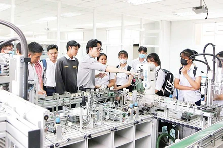 Sinh viên Khoa kỹ thuật, Trường đại học Quốc tế Miền Đông, tỉnh Bình Dương. (Ảnh: Trịnh Bình)