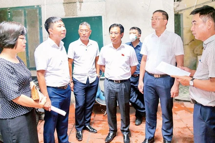  Đoàn giám sát của Hội đồng nhân dân thành phố Hà Nội tiến hành giám sát chuyên đề "Việc thực hiện các quy định của pháp luật trong quản lý, sử dụng tài sản công là nhà, đất thuộc sở hữu nhà nước của thành phố" tại Công ty trách nhiệm hữu hạn một thành viên Quản lý và Phát triển nhà Hà Nội. (Ảnh GIA HUY) Đoàn giám sát của Hội đồng nhân dân thành phố Hà Nội tiến hành giám sát chuyên đề "Việc thực hiện các quy định của pháp luật trong quản lý, sử dụng tài sản công là nhà, đất thuộc sở hữu nhà nước của thành phố" tại Công ty trách nhiệm hữu hạn một thành viên Quản lý và Phát triển nhà Hà Nội. (Ảnh GIA HUY)