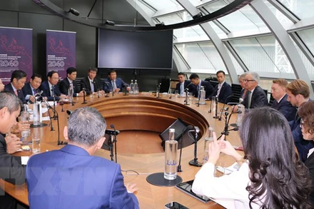 Đoàn đại biểu Cấp cao Đảng Cộng sản Việt Nam làm việc với Đặc phái viên của Chính phủ Australia về Đông Nam Á Nicholas Moore. (Ảnh: TTXVN)