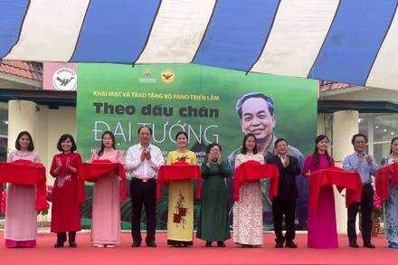 Cắt băng khai mạc triển lãm.