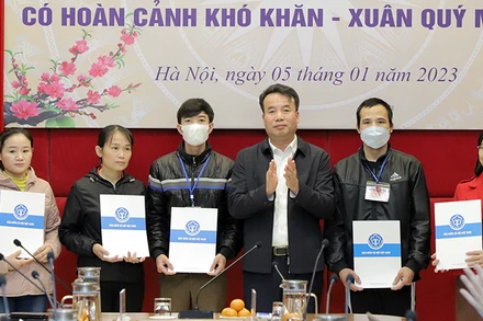 Tổng Giám đốc Nguyễn Thế Mạnh trao quà hỗ trợ bệnh nhân bảo hiểm y tế có hoàn cảnh khó khăn. (Ảnh: Trần Hải)