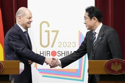 Thủ tướng Nhật Bản Fumio Kishida (phải) trong cuộc họp báo chung với Thủ tướng Đức Olaf Scholz tại Tokyo, ngày 18/3/2023. (Ảnh: Kyodo/TTXVN)