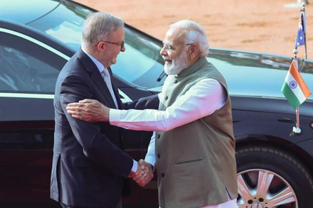 Thủ tướng Ấn Độ Narendra Modi (phải) và người đồng cấp Australia Anthony Albanese. (Ảnh: Reuters)