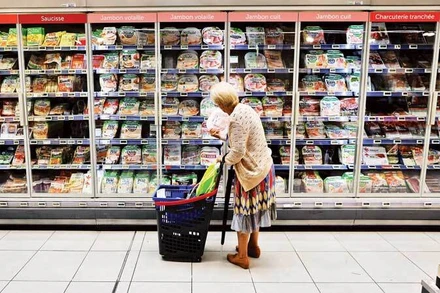 Người dân mua sắm tại một siêu thị ở thành phố Nice của Pháp. (Ảnh Reuters)