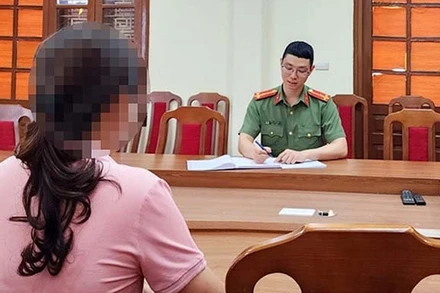 Nạn nhân bị lừa đảo trên không gian mạng trình báo với cơ quan Công an.