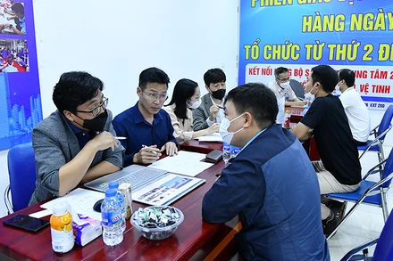 Lao động tìm hiểu thông tin tại Phiên giao dịch việc làm dành cho lao động EPS và IM Japan tại Hà Nội, tháng 11/2022. (Ảnh: Thủy Nguyên)