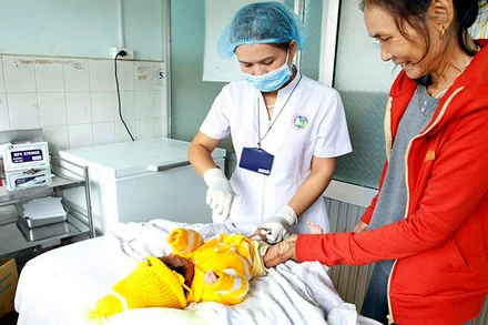 Tiêm vaccine viêm gan B sơ sinh tại Trung tâm Y tế huyện Đắk Đoa, Gia Lai. 