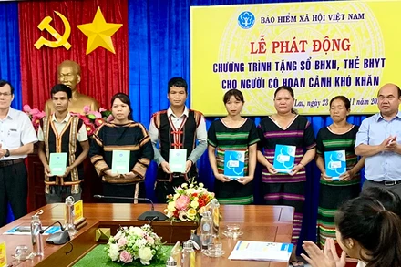 Bảo hiểm xã hội tỉnh Gia Lai trao tặng sổ bảo hiểm xã hội, thẻ bảo hiểm y tế cho người dân khó khăn ngày 23/11/2022. (Ảnh: Hà Ly)