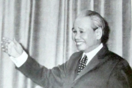 Tư thế và nụ cười Xuân Thủy. (Ảnh tư liệu)