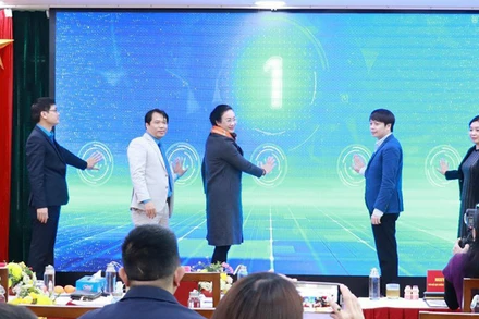 Bấm nút khai mạc Giải chạy bộ.