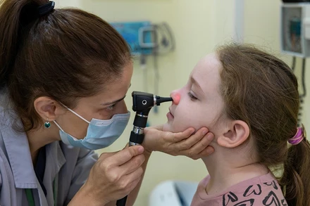 Một bác sĩ nhi khoa khám cho bệnh nhi bị nhiễm trùng đường hô hấp ở Armenia. (Ảnh: WHO)