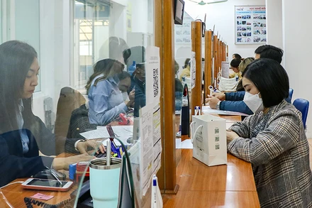 Lao động làm thủ tục về bảo hiểm thất nghiệp tại Trung tâm Dịch vụ việc làm Hà Nội. (Ảnh: Nhật Quang)