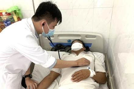 Điều trị cho bệnh nhân mắc sốt xuất huyết tại Bệnh viện đa khoa vùng Tây Nguyên. (Ảnh: Công Lý)